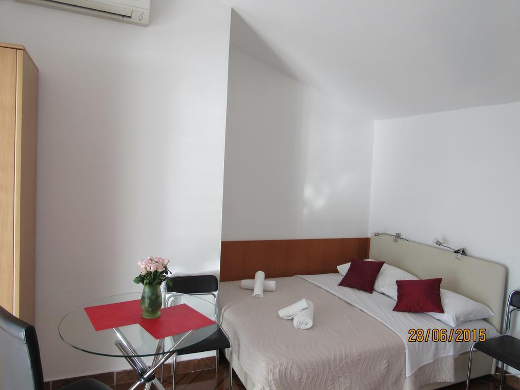 Apartments Renjak Sukosan Bagian luar foto
